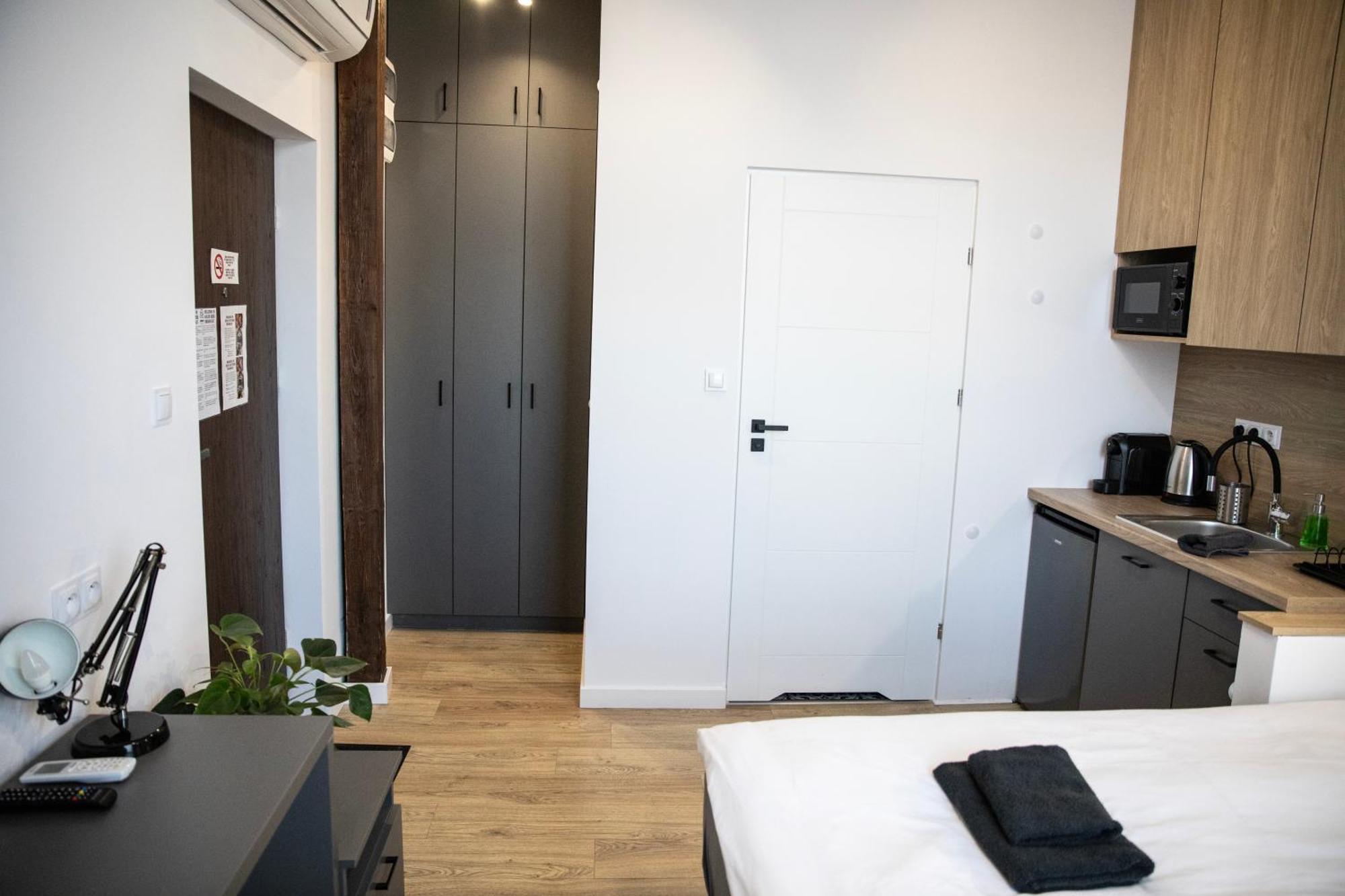 New Adler Bed & Breakfast Лодзь Экстерьер фото