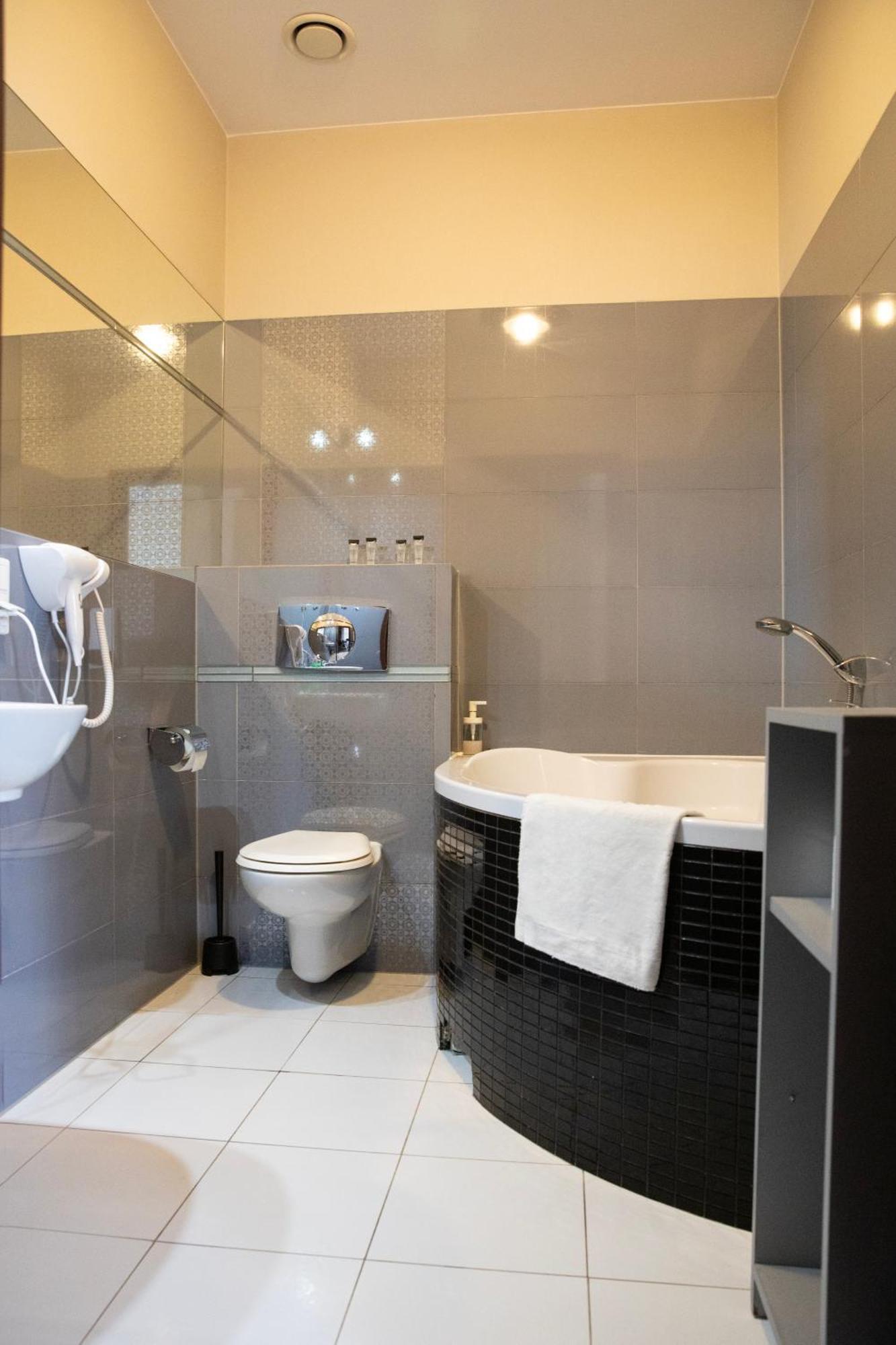 New Adler Bed & Breakfast Лодзь Экстерьер фото
